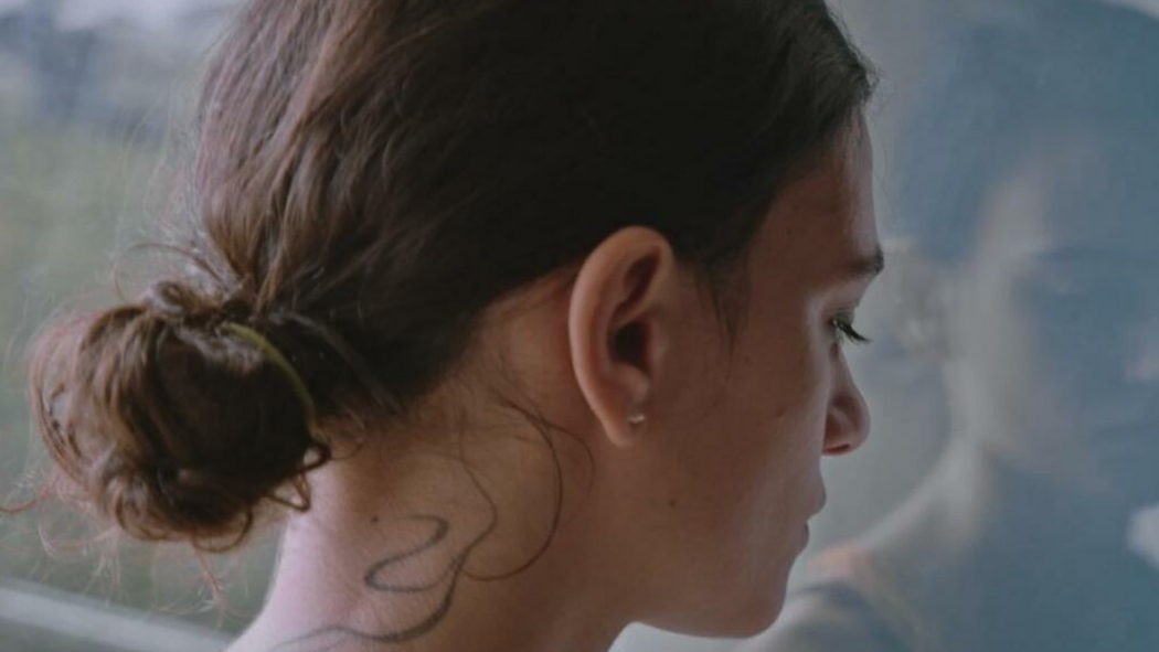 Ayni ipte Asılı izle